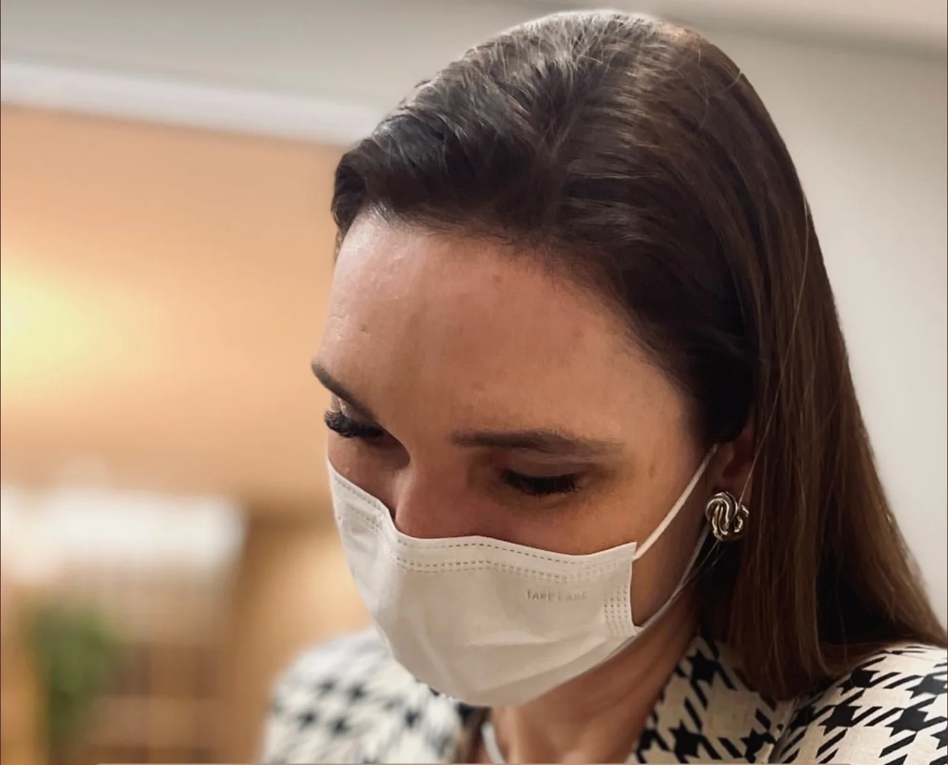 Dra. Lidia Rampazzo realizando procedimento com técnica e segurança